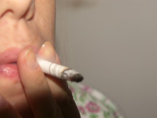 Senatorii, despre interzicerea fumatului: ”Nu poţi să omori un om. Lasă-i un locşor, acolo, de fumat!”